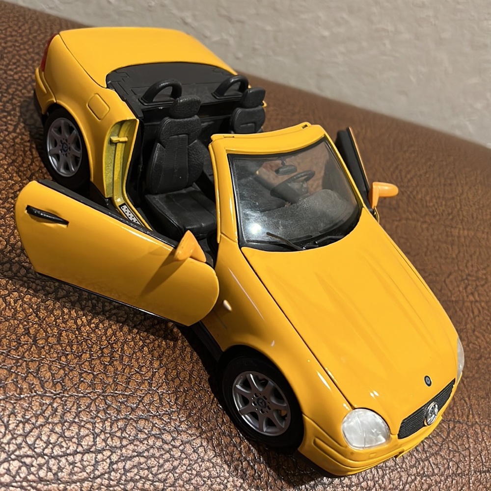 Mercedes Benz SLK 1:18 Classic and Rare Speeding Yellow Sports Race car! - Picture 3 of 8